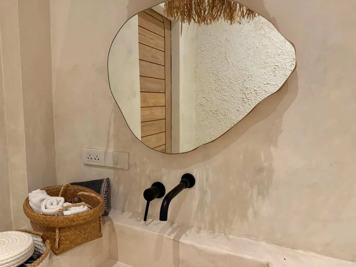 Blanc · Bathroom detail with mirror