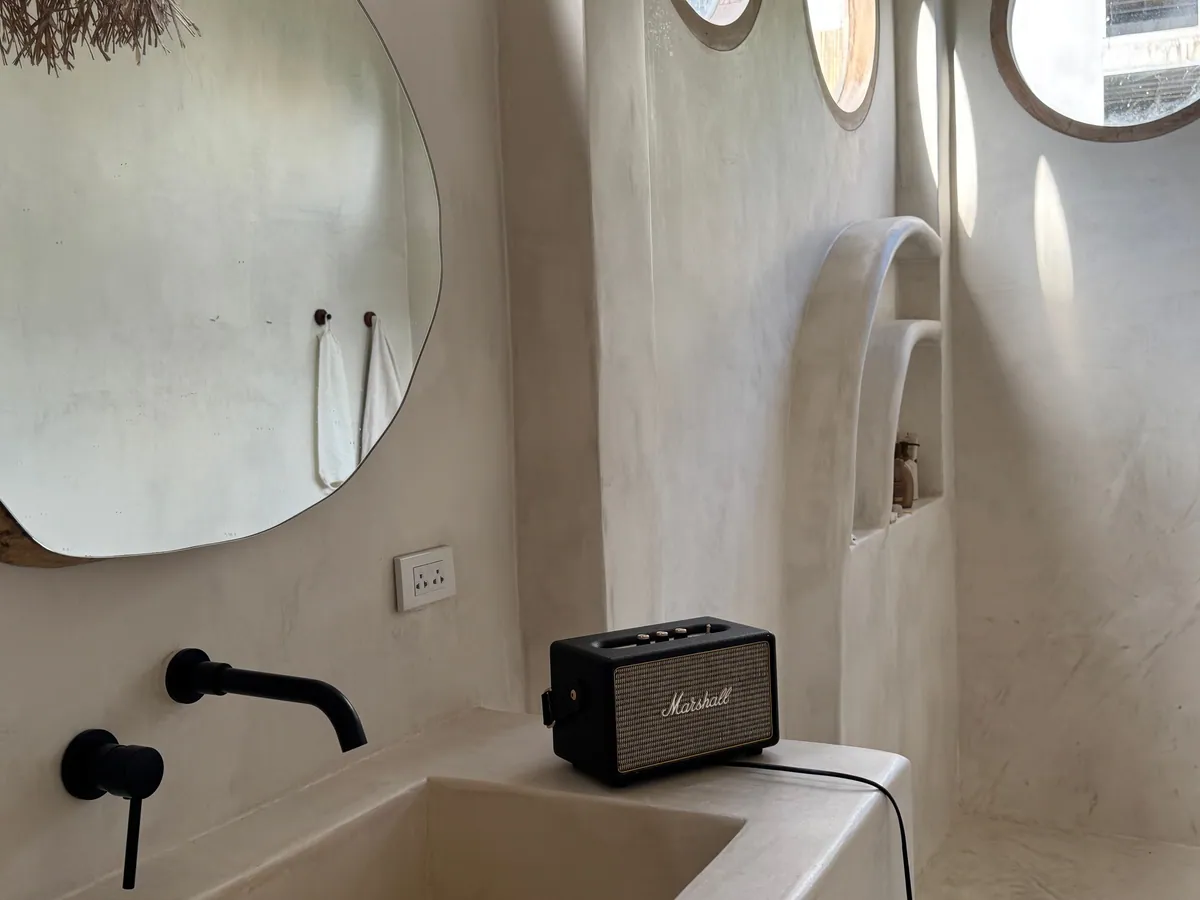 Blanc · Bathroom with organic arches