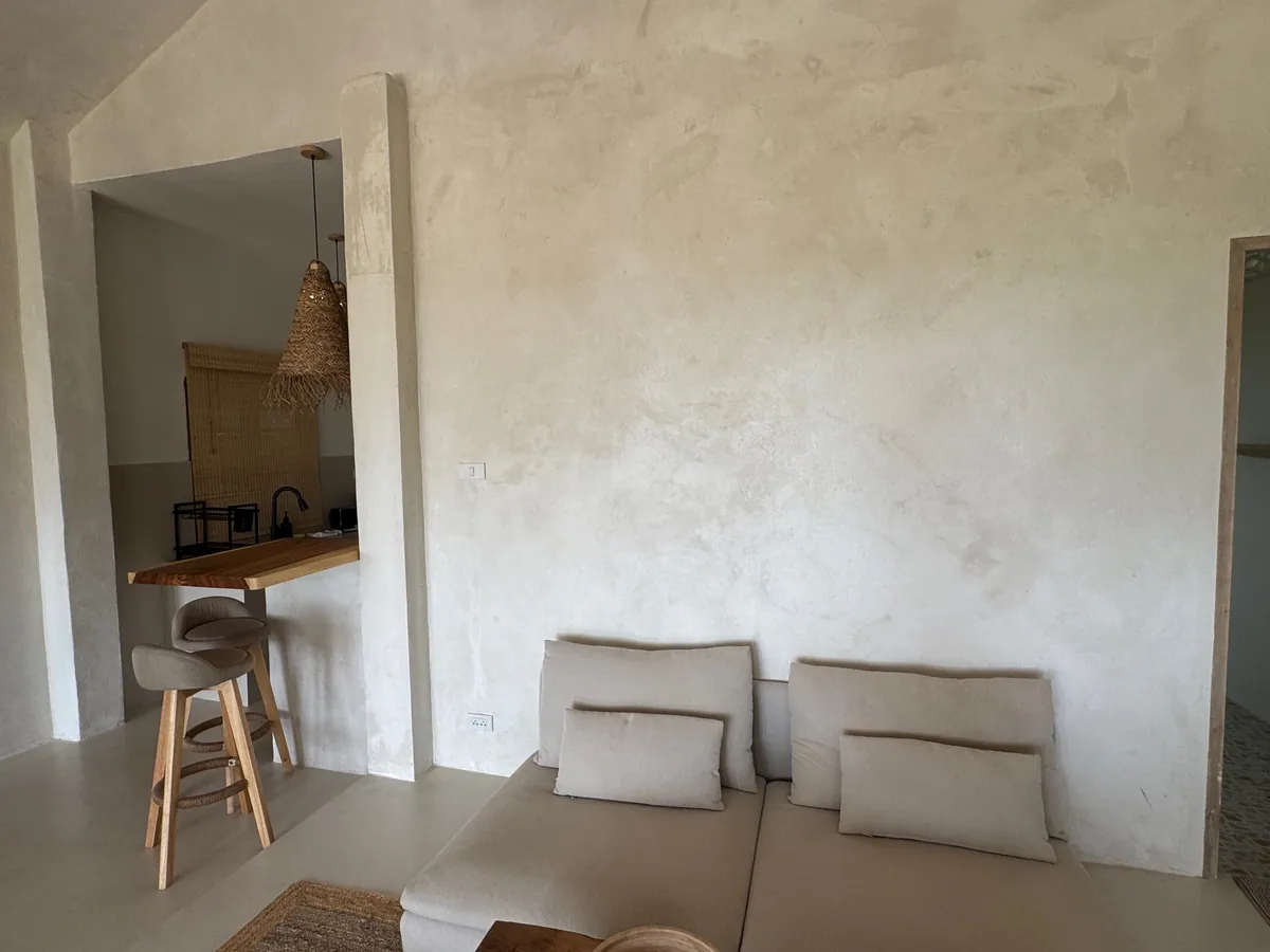 Blanc · Living area with microcement walls